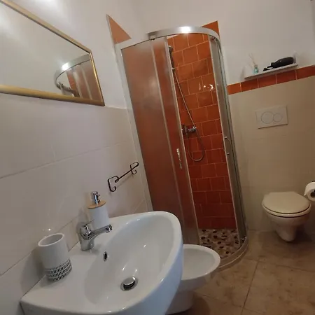 Quiet In Old Town With Private Entrance Apartment *