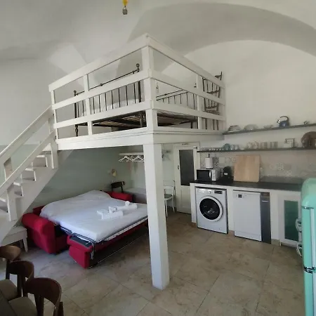 Quiet In Old Town With Private Entrance Appartement